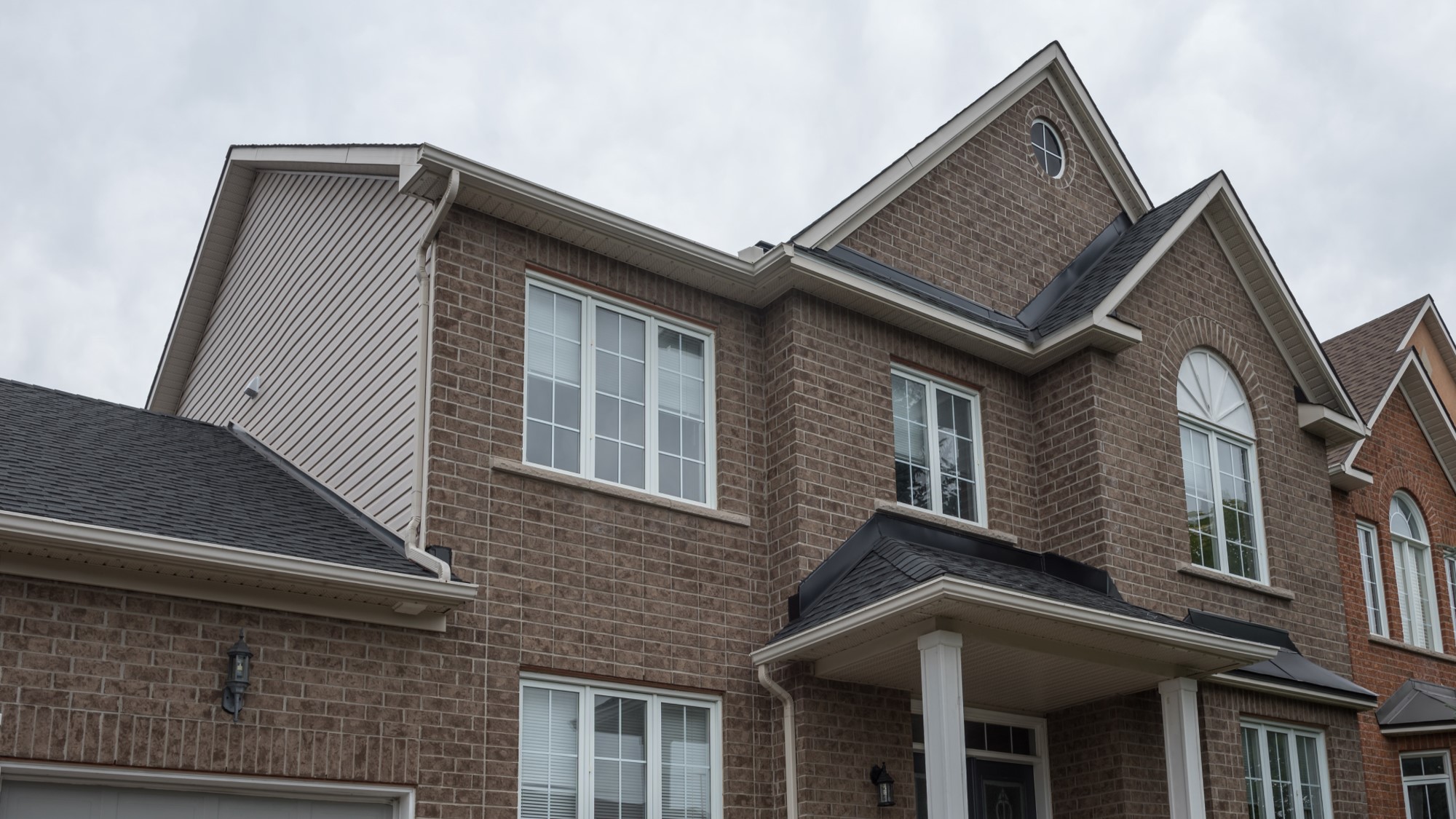 The permanent lighting track blending into the roofline trim, invisible during the day